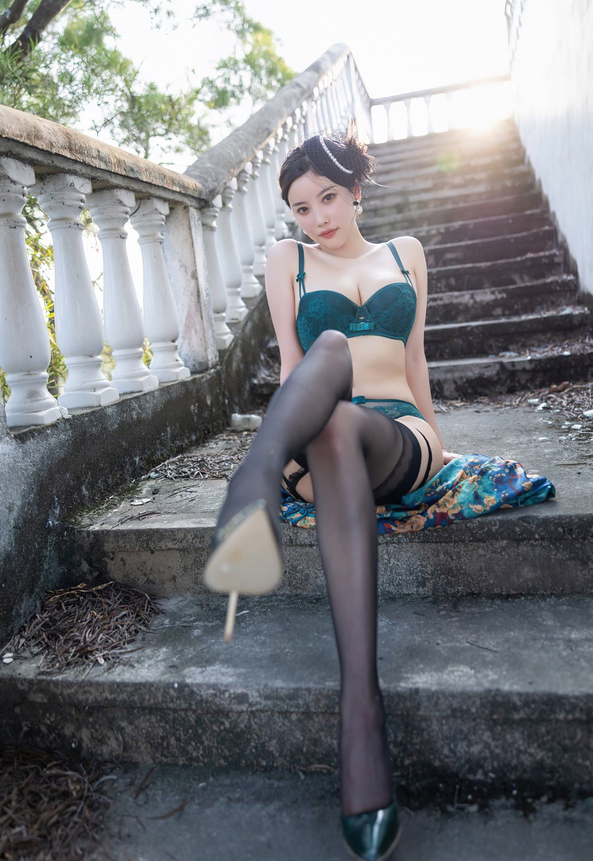 杨晨晨裸胸性感旗袍2022高清套图风骚黑丝高跟诱惑蕾丝内衣