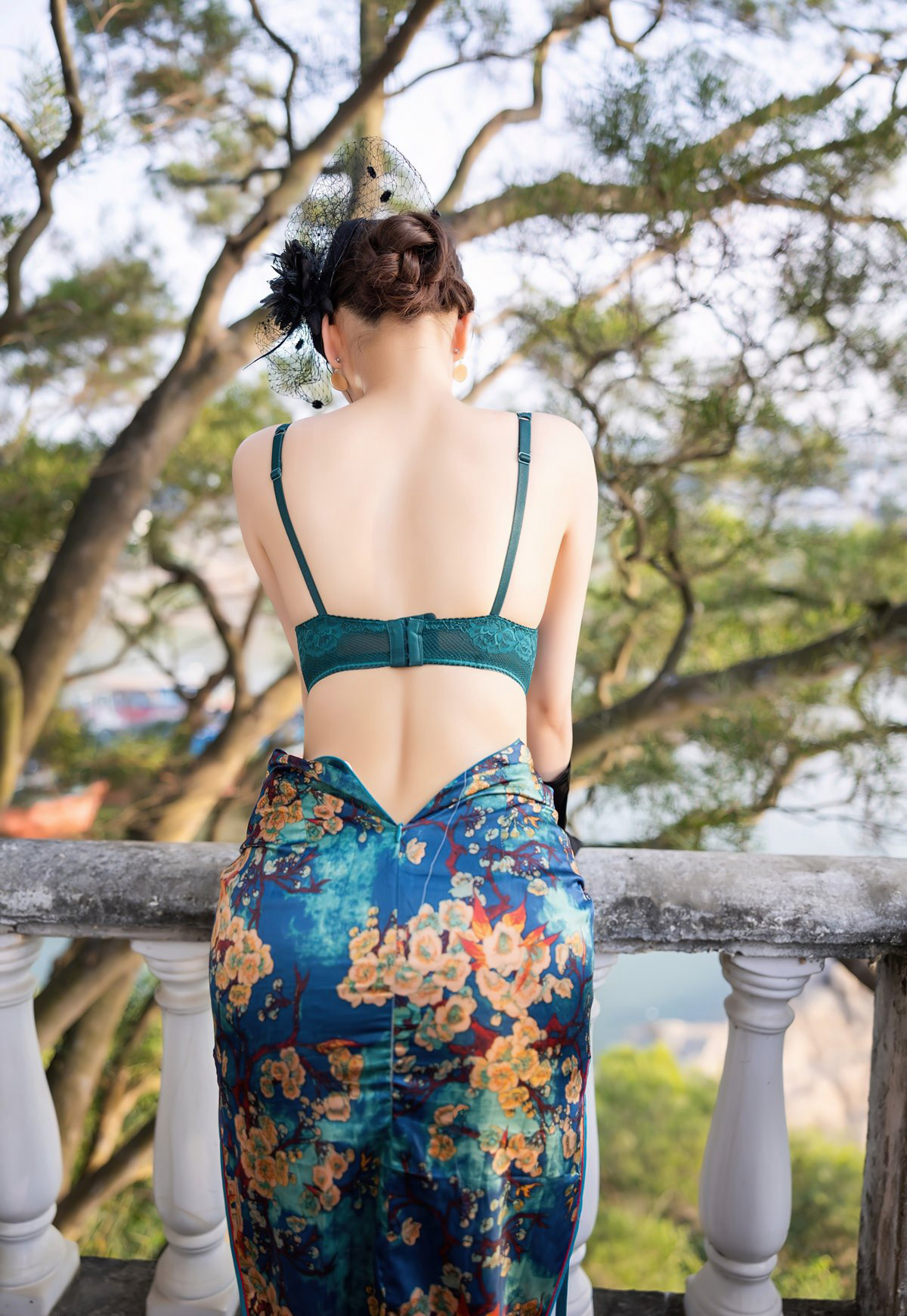 杨晨晨裸胸性感旗袍2022高清套图风骚黑丝高跟诱惑蕾丝内衣