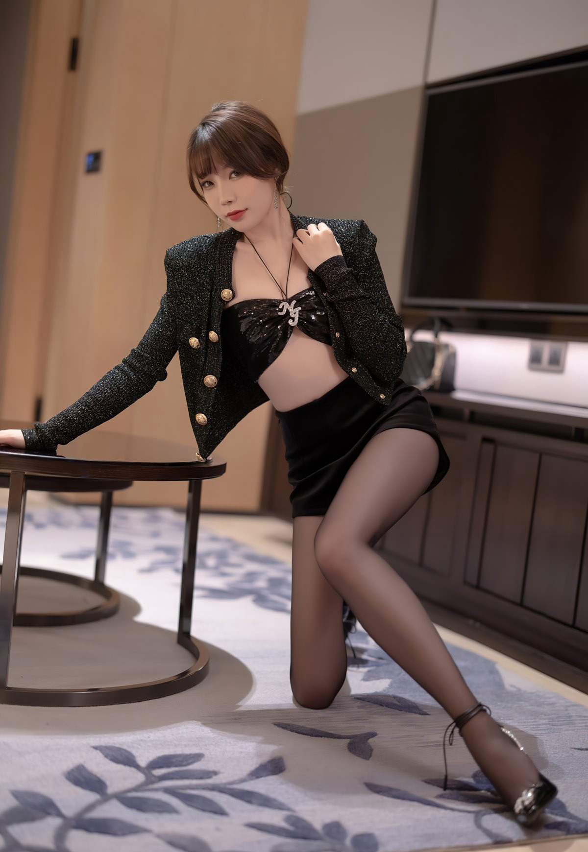 芝芝2022绝美黑丝无内风骚丁字裤酒店撅臀姿势情趣丝袜