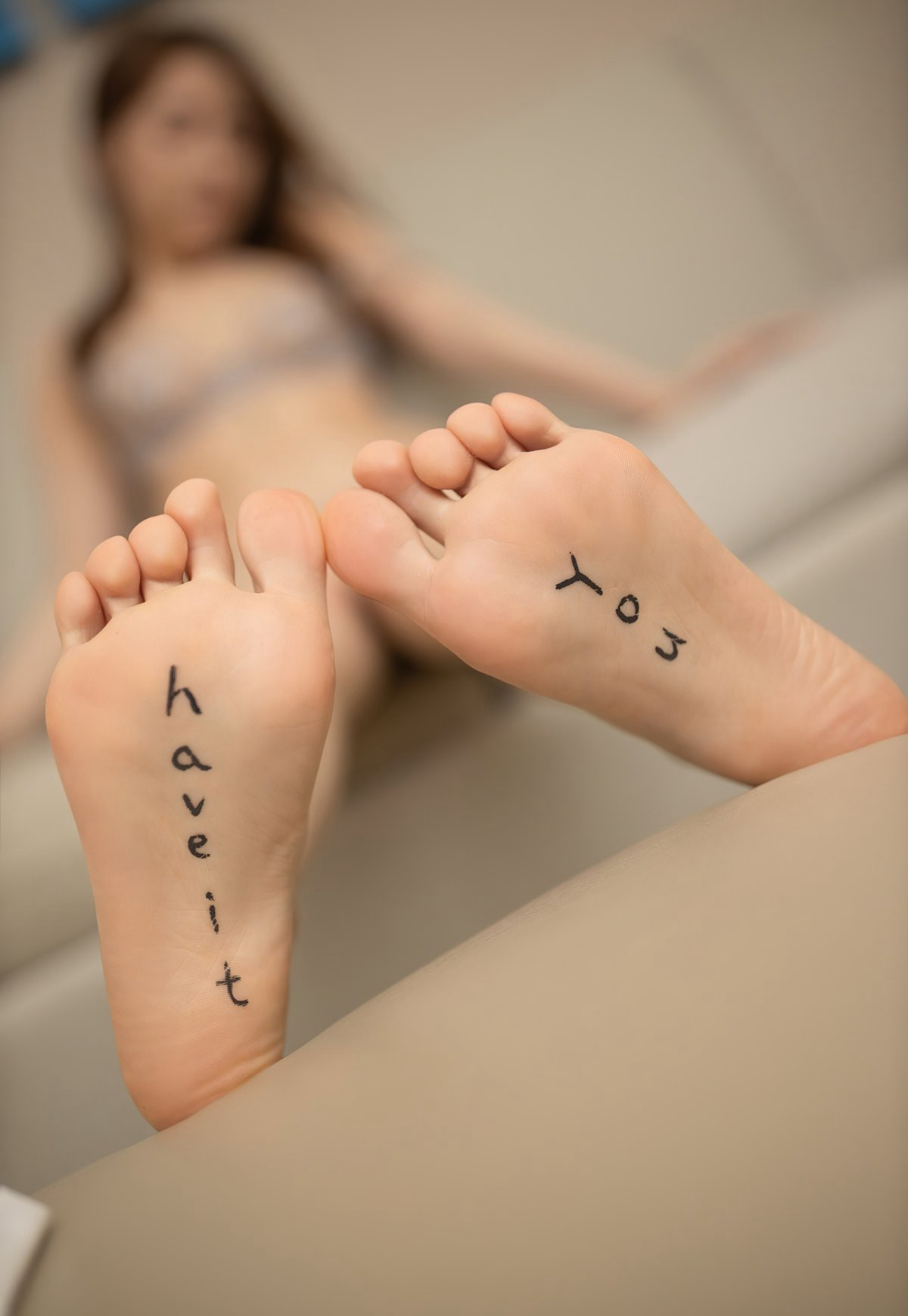 鱼子酱风骚丁字裤高翘臀性感玉足裸胸沙发上风骚诱人姿势