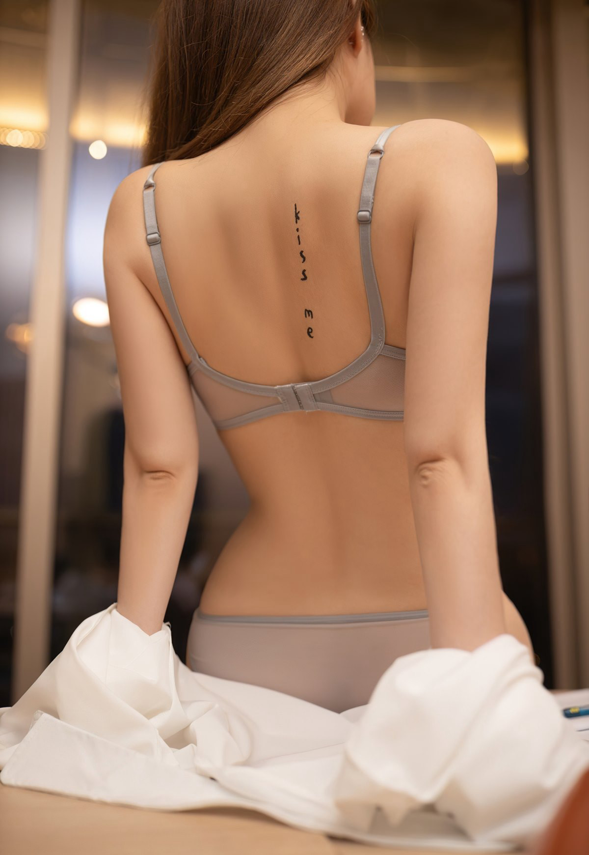 鱼子酱风骚丁字裤高翘臀性感玉足裸胸沙发上风骚诱人姿势