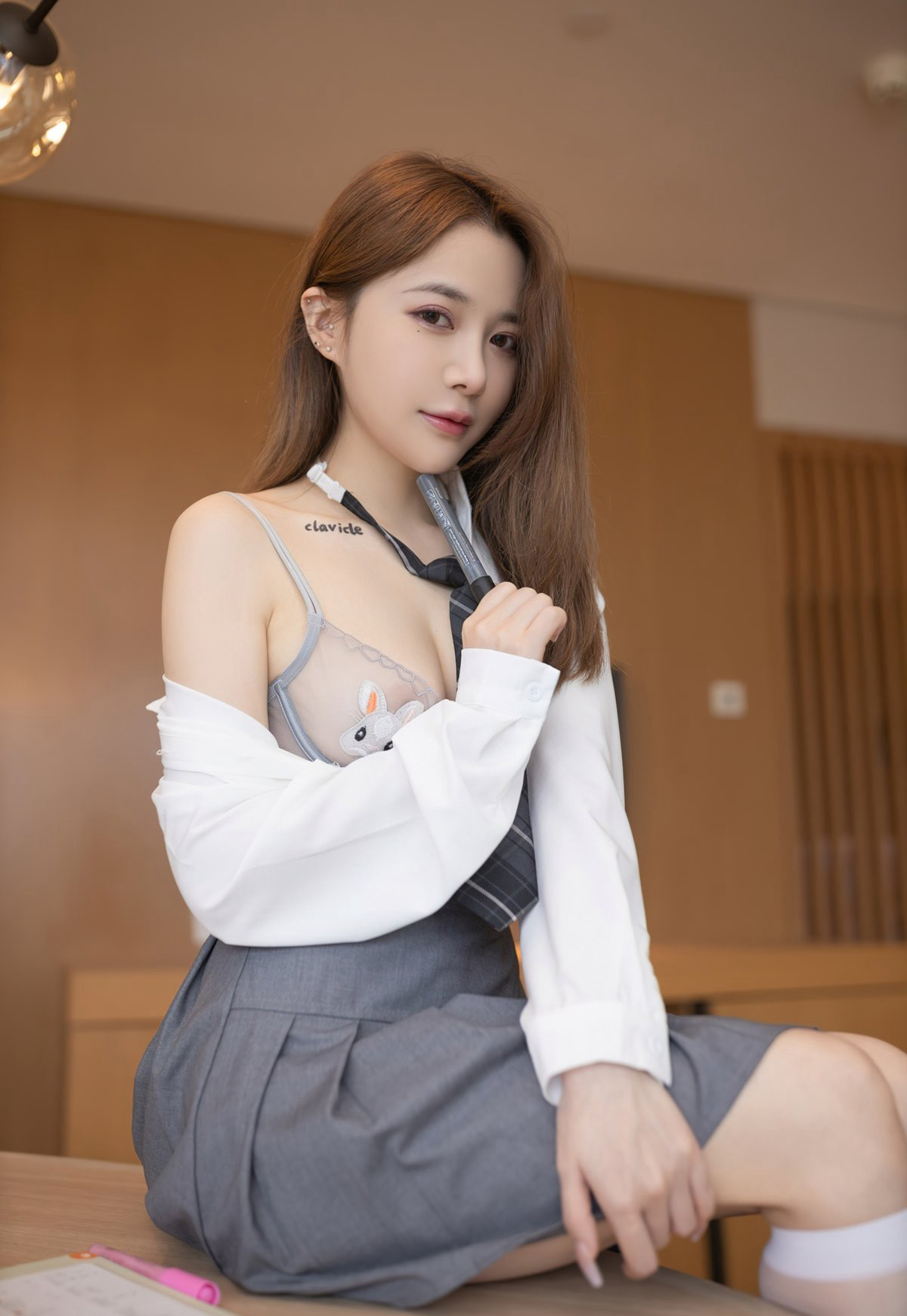 鱼子酱风骚丁字裤高翘臀性感玉足裸胸沙发上风骚诱人姿势