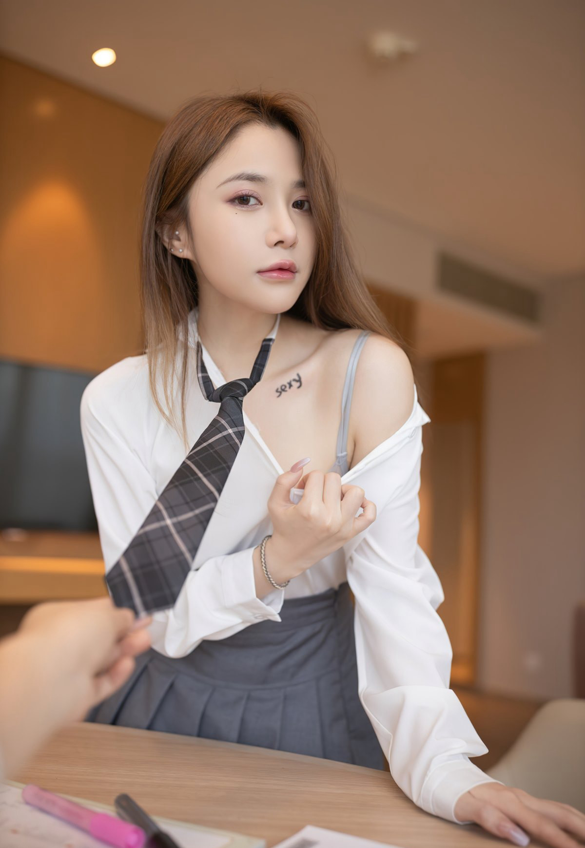 鱼子酱风骚丁字裤高翘臀性感玉足裸胸沙发上风骚诱人姿势