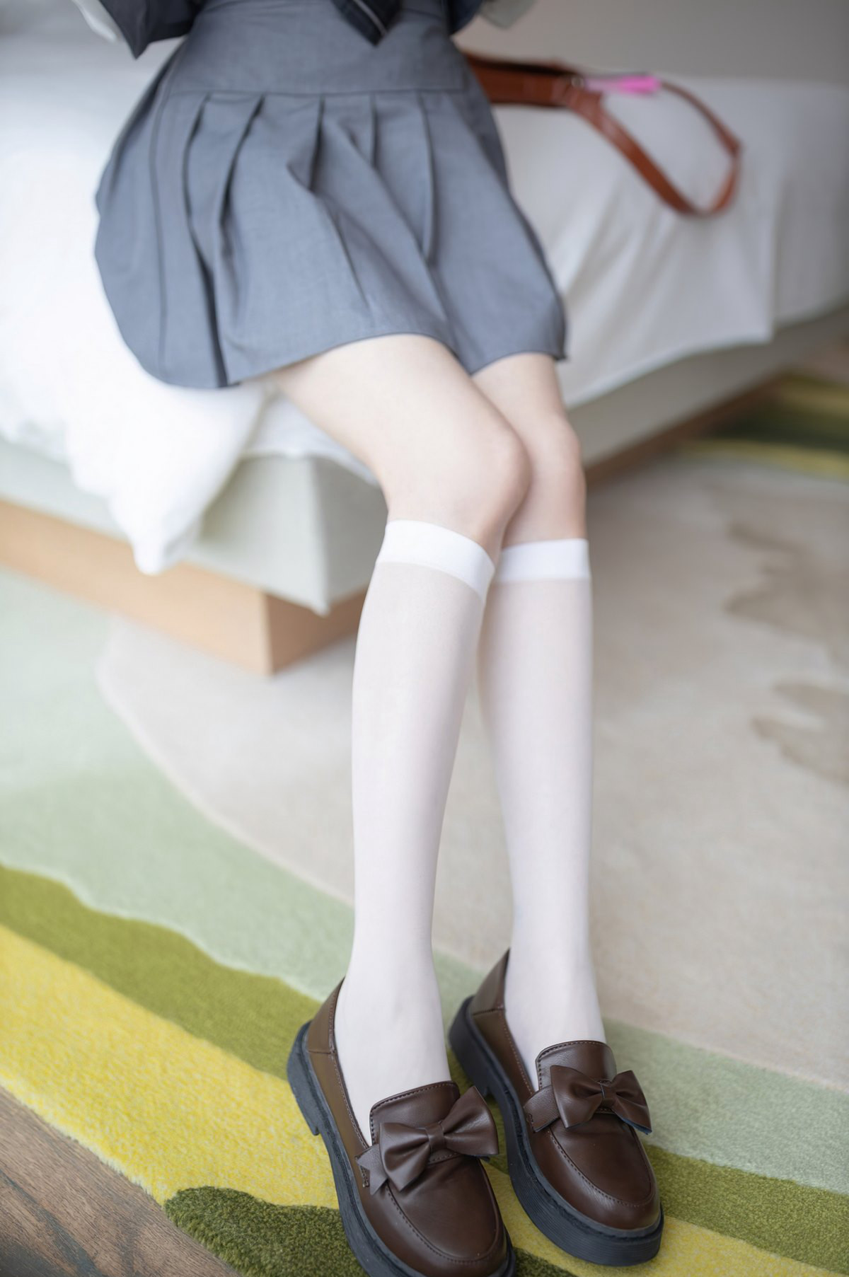 鱼子酱风骚丁字裤高翘臀性感玉足裸胸沙发上风骚诱人姿势