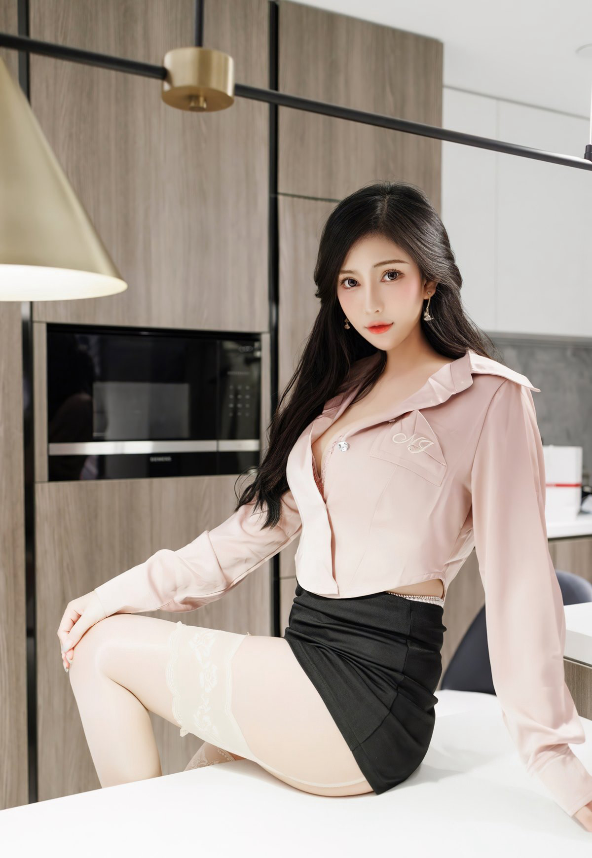 爱蜜社肉肉2022美腿裸胸性感制服诱惑骚妇秘书脱丝袜