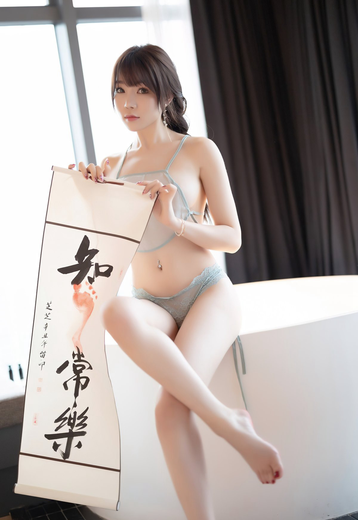 芝芝性感透明肚兜诱惑玉足丰满大胸肉丝无内诱惑大美臀