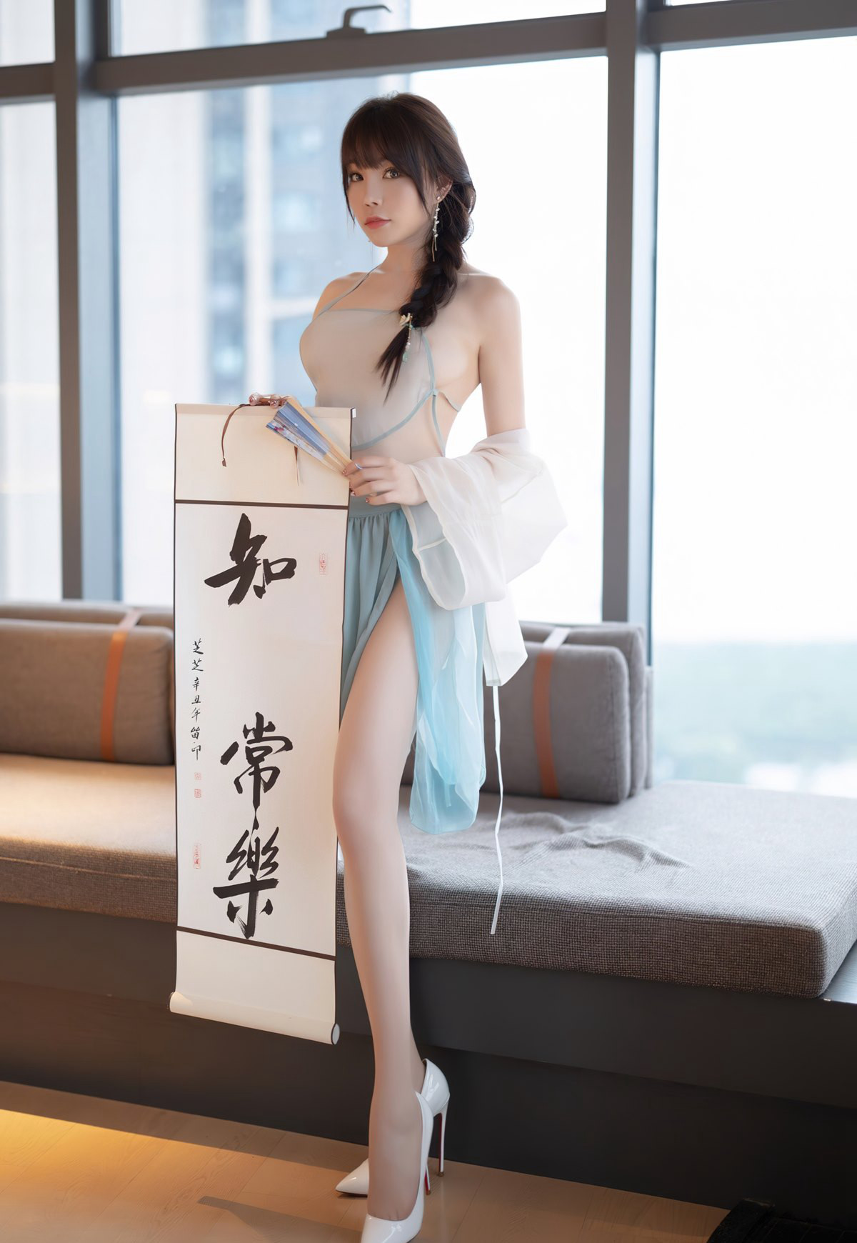 芝芝性感透明肚兜诱惑玉足丰满大胸肉丝无内诱惑大美臀