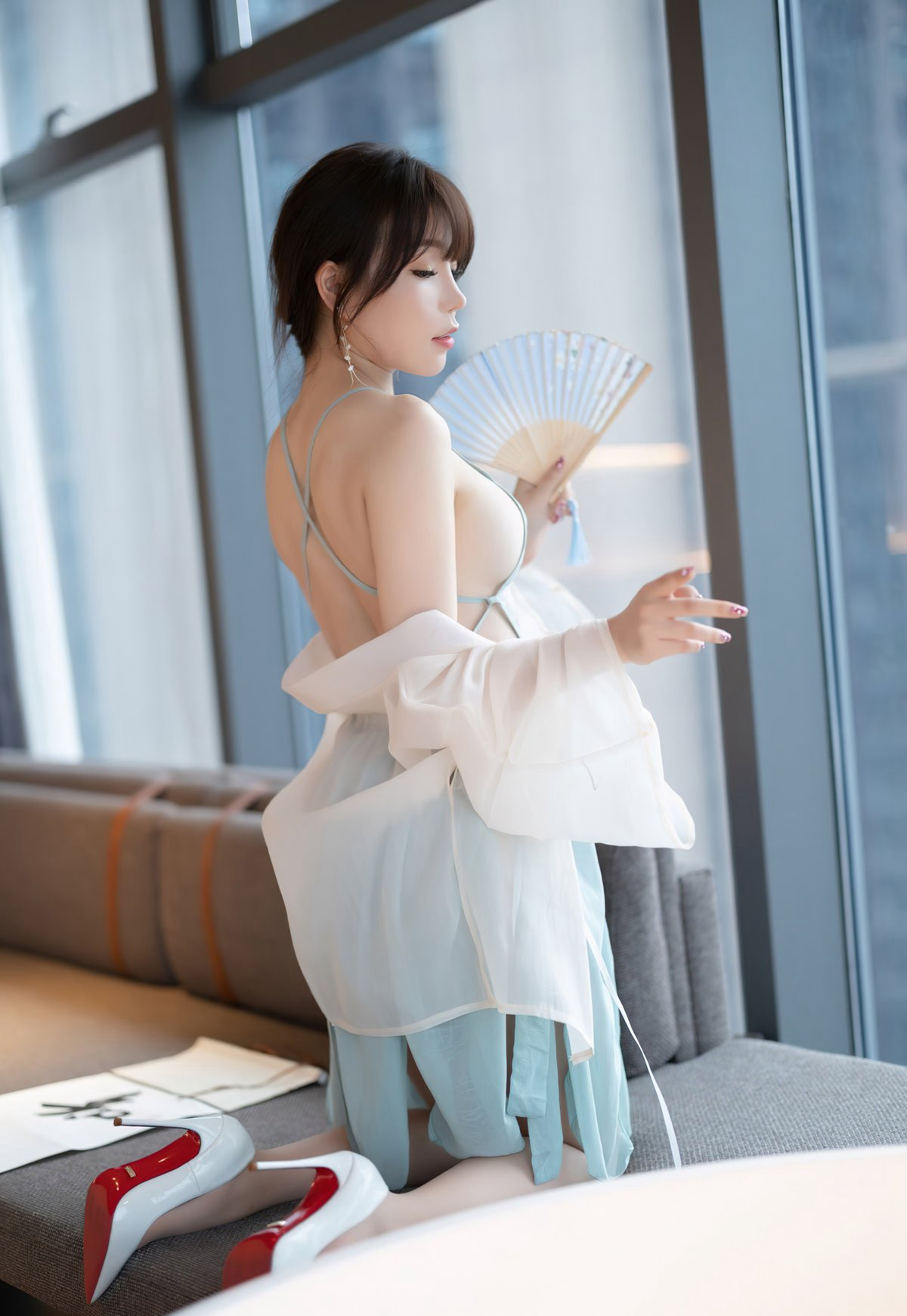 芝芝性感透明肚兜诱惑玉足丰满大胸肉丝无内诱惑大美臀