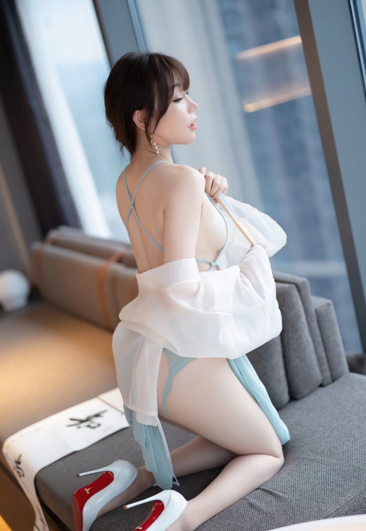 芝芝性感透明肚兜诱惑玉足丰满大胸肉丝无内诱惑大美臀