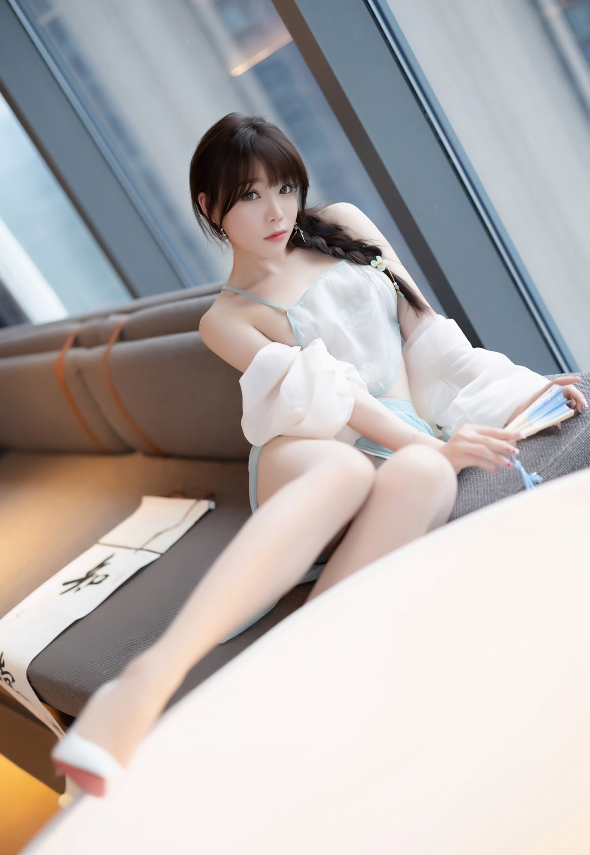 芝芝性感透明肚兜诱惑玉足丰满大胸肉丝无内诱惑大美臀