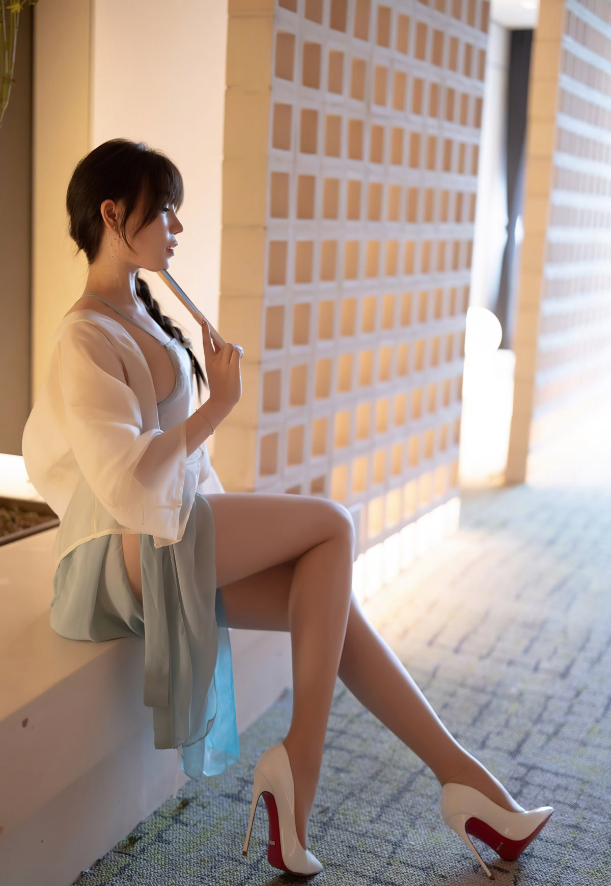 芝芝性感透明肚兜诱惑玉足丰满大胸肉丝无内诱惑大美臀