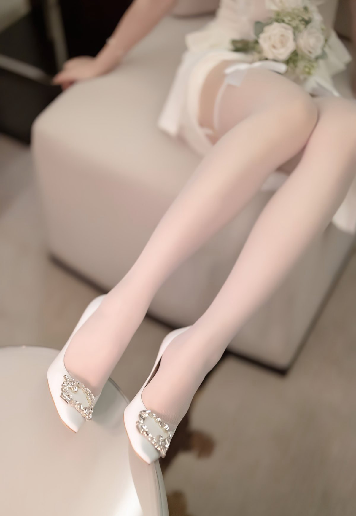 芝芝2022风骚白丝无内性感丁字裤高翘臀诱惑姿势白嫩套图