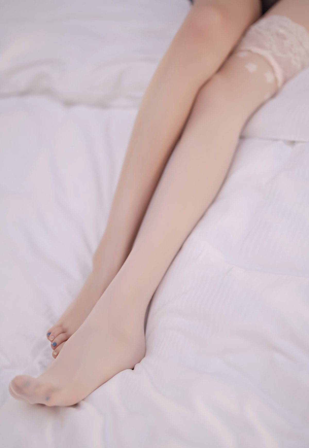 林星阑2022性感白丝美腿丰满裸胸诱惑白嫩高翘臀套图