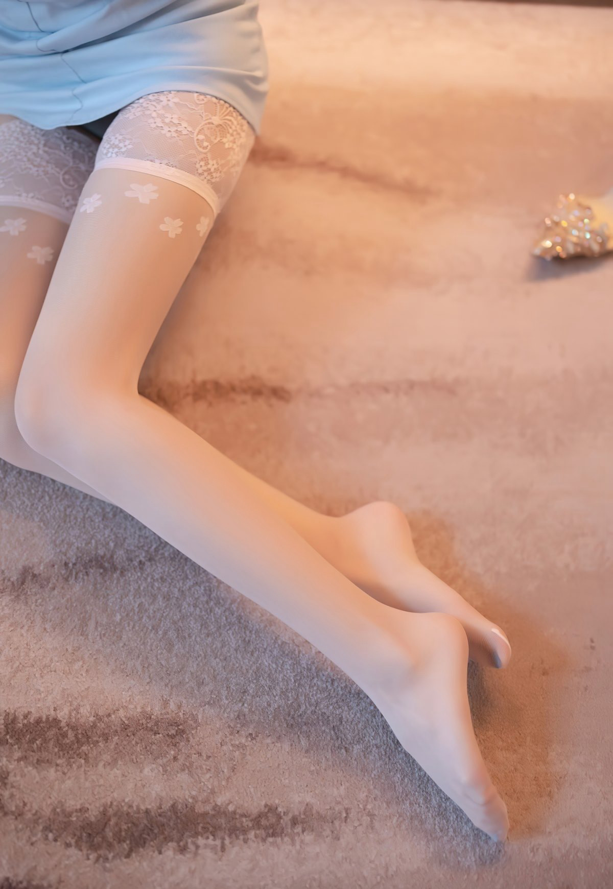 林星阑2022性感白丝美腿丰满裸胸诱惑白嫩高翘臀套图