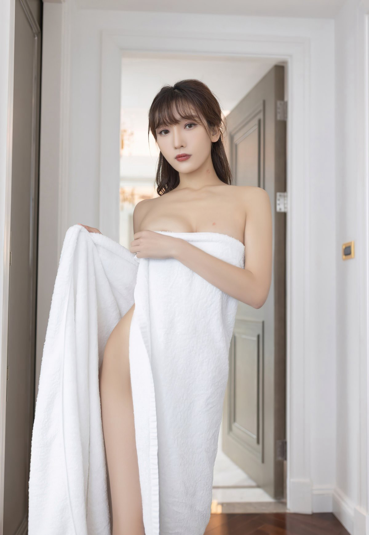 陆萱萱2022极品白嫩裸背诱惑白皙皮肤性感黑丝开裆丝袜