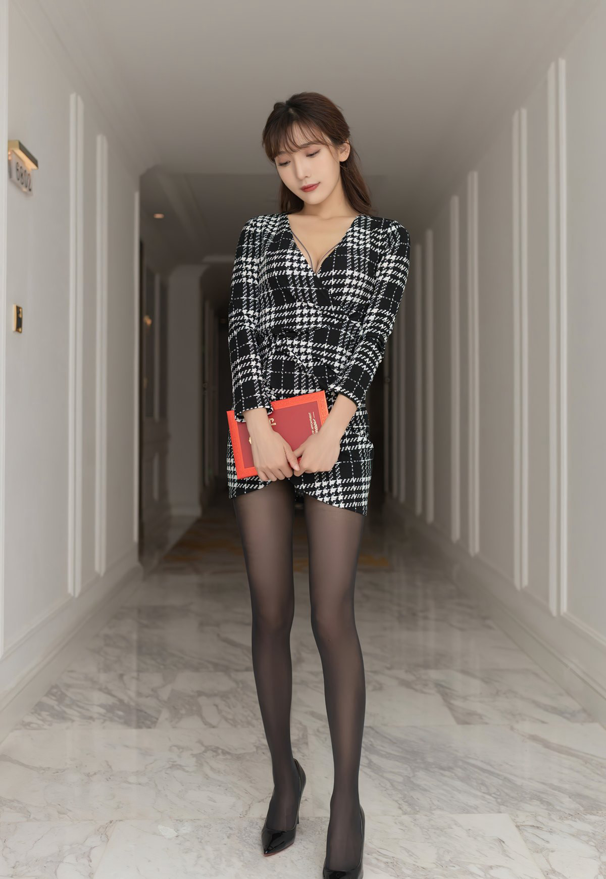 陆萱萱2022极品白嫩裸背诱惑白皙皮肤性感黑丝开裆丝袜