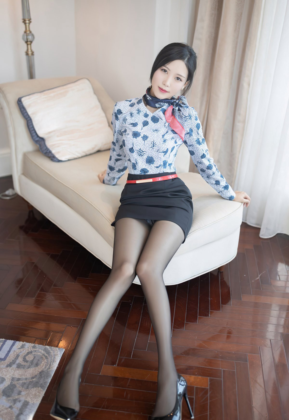 性感空姐制服风骚黑丝袜高跟性感丁字裤高翘臀姿势