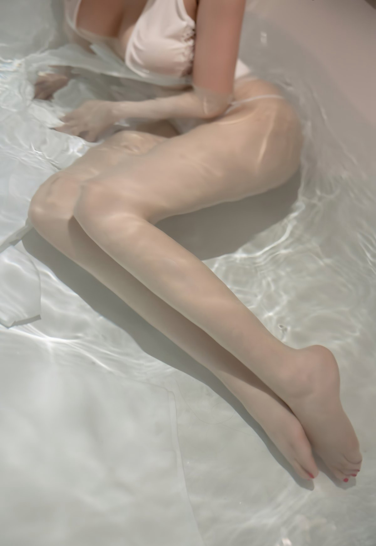 杨晨晨水中白丝湿身美腿浴缸极致诱惑白嫩大胸风骚美腿玉足