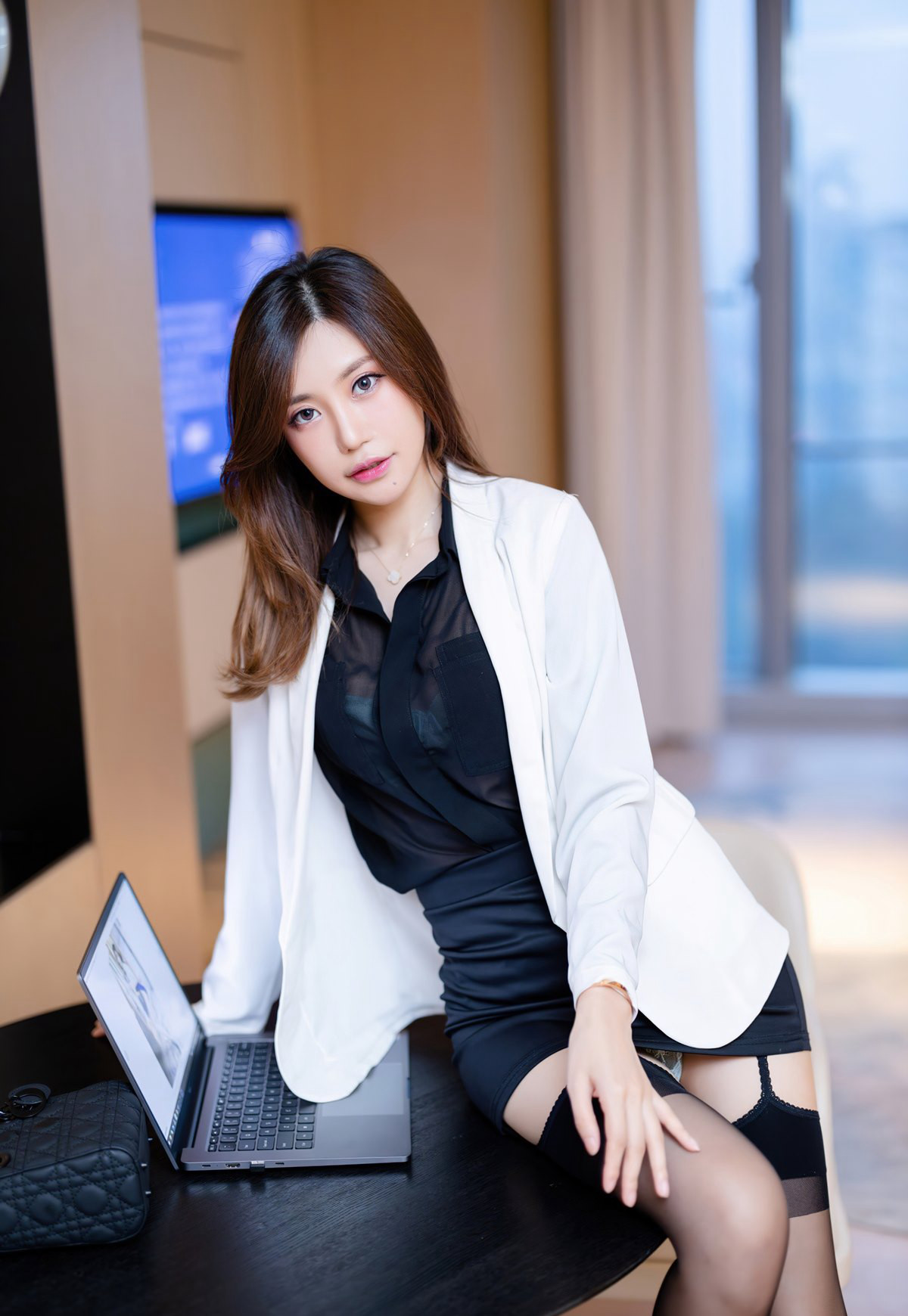 绮里嘉黑丝高跟性感吊带丝袜无内诱惑制服美女风骚白嫩美腿