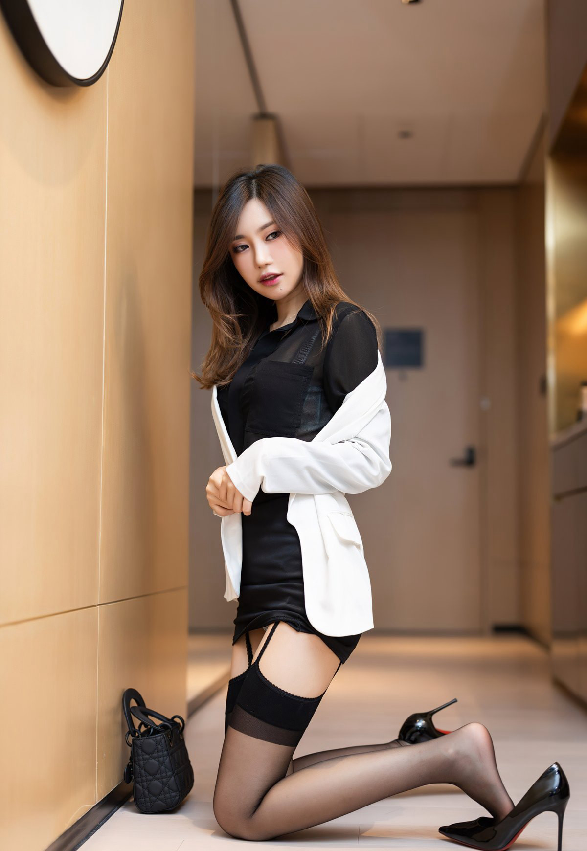 绮里嘉黑丝高跟性感吊带丝袜无内诱惑制服美女风骚白嫩美腿