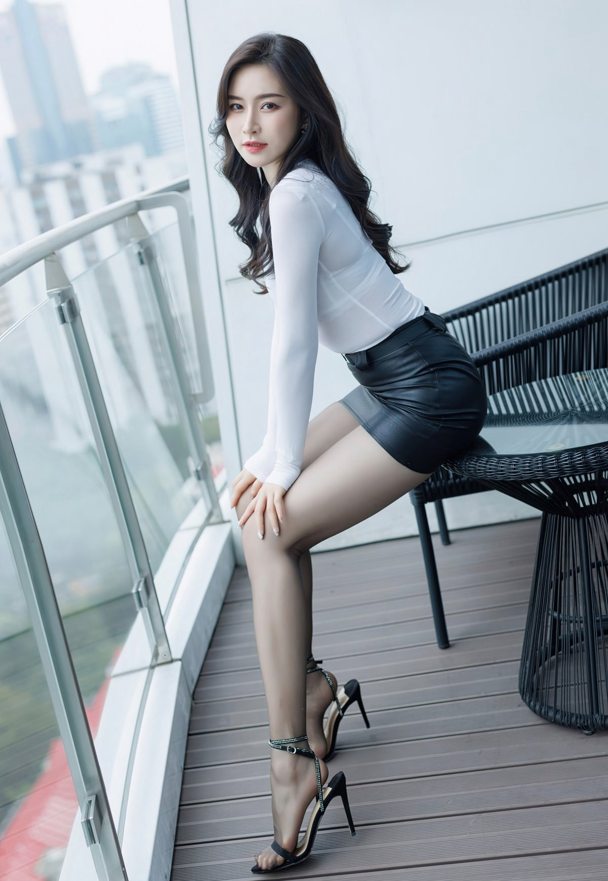 爱蜜社极品尤物白嫩身躯黑丝袜美腿性感高翘臀皮裤诱惑风骚套图