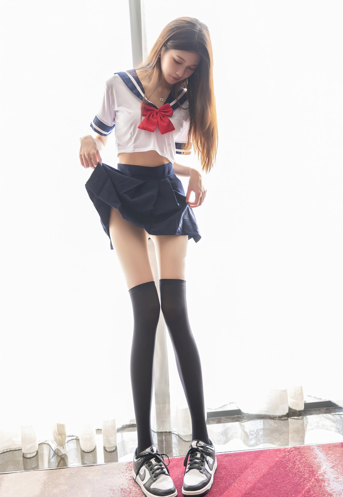 性感学生装肉丝无内大尺度美臀性感超短裙诱惑美腿