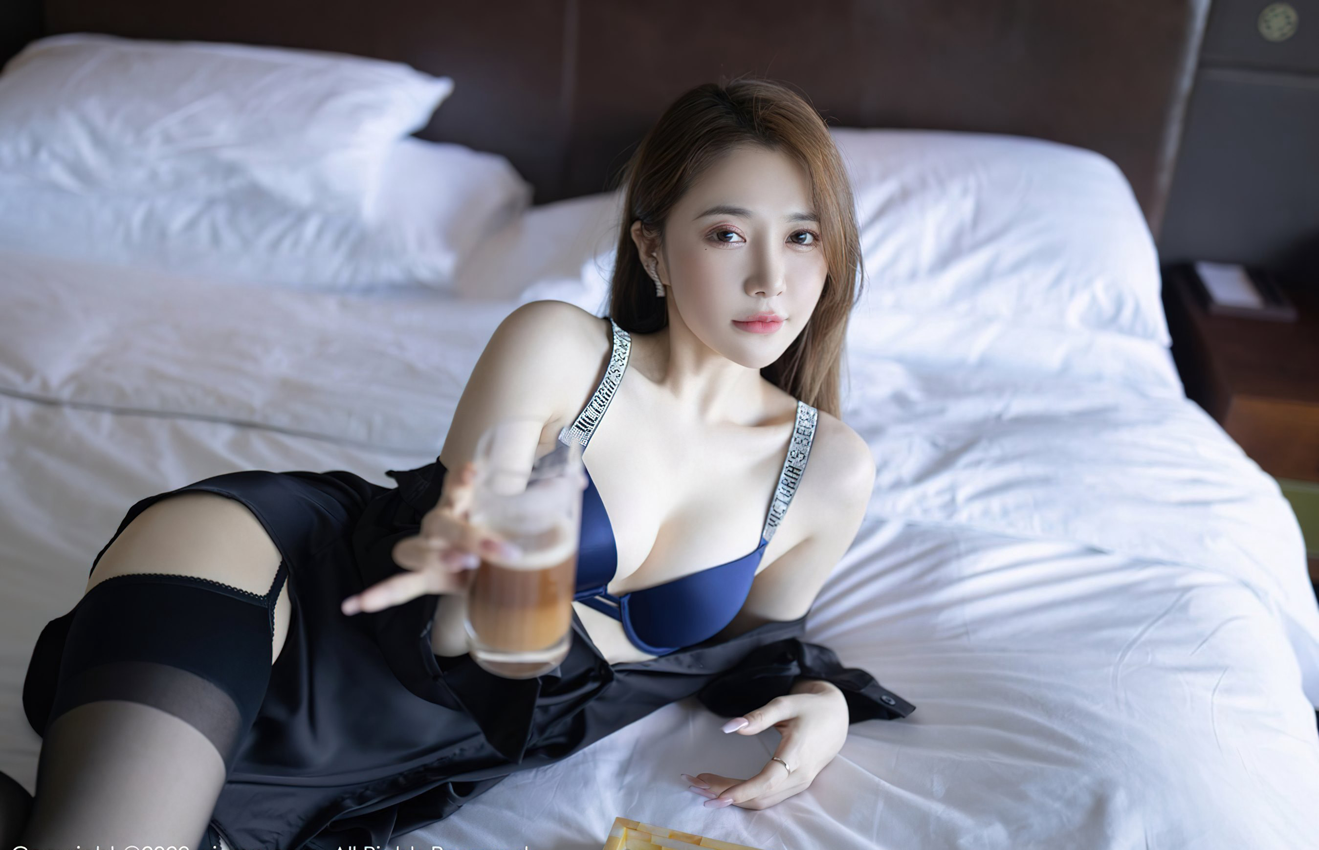 鱼子酱黑丝玉足床上风骚姿势脱丝袜诱惑超污高清套图