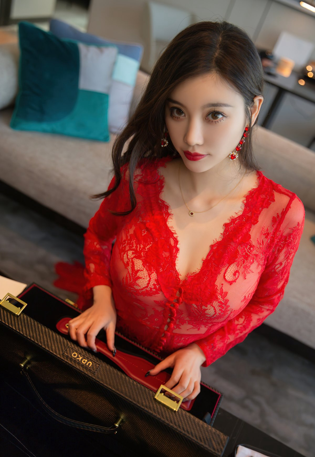 杨晨晨超污黑丝无内丰满裸胸微胖女神超污套图床上性感姿势