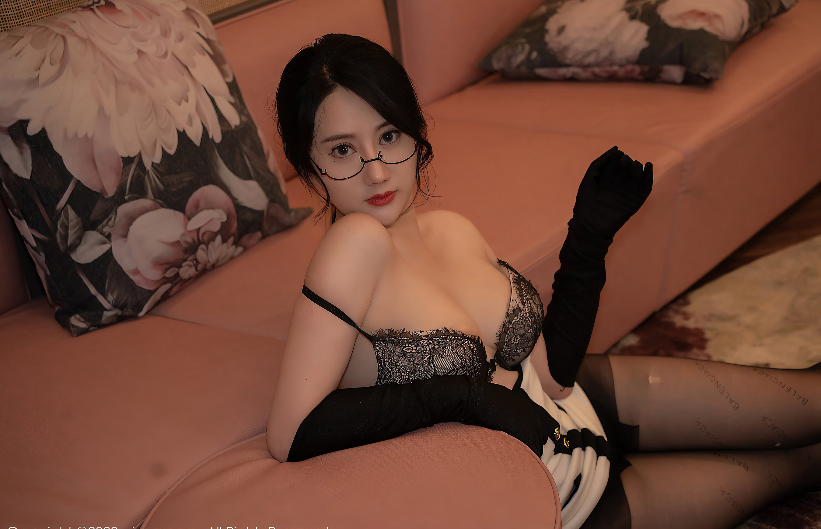 苏小曼黑丝无内高级酒店风骚姿势超美大圆臀诱惑美腿