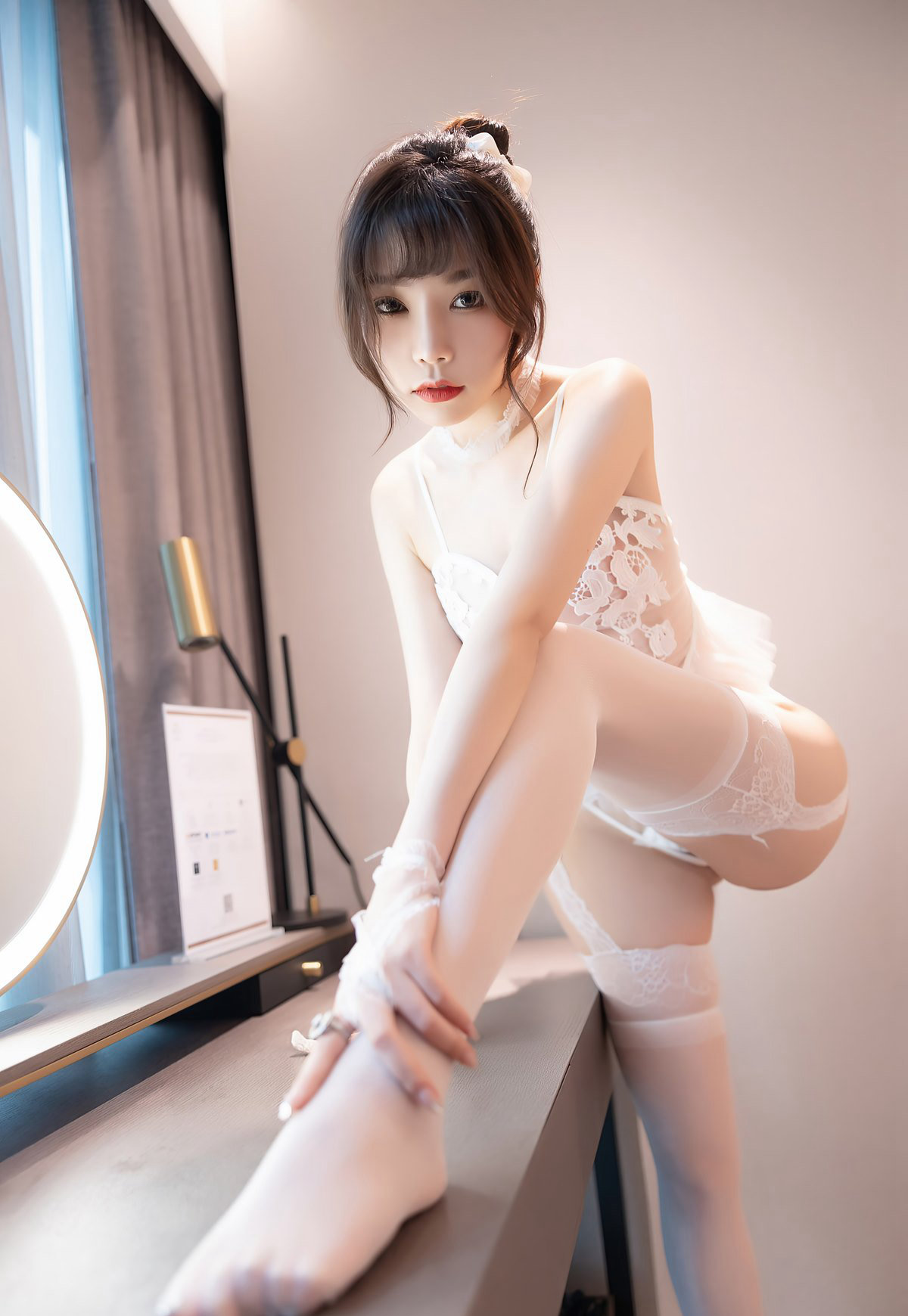 芝芝性感美腿白丝美腿性感丁字裤诱惑白色蕾丝情趣内衣