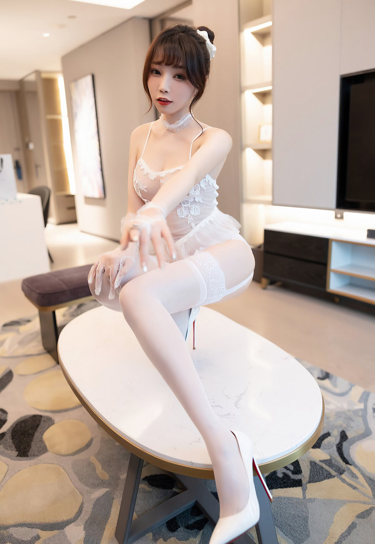 芝芝性感美腿白丝美腿性感丁字裤诱惑白色蕾丝情趣内衣