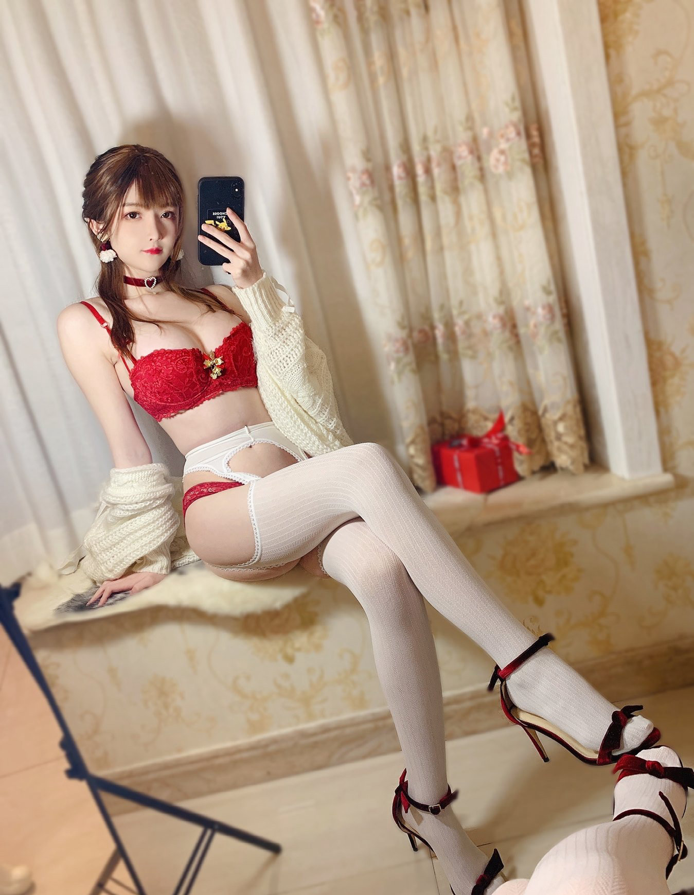 一小央泽2022丰满裸胸风骚白丝袜美腿诱惑丁字裤超污套图