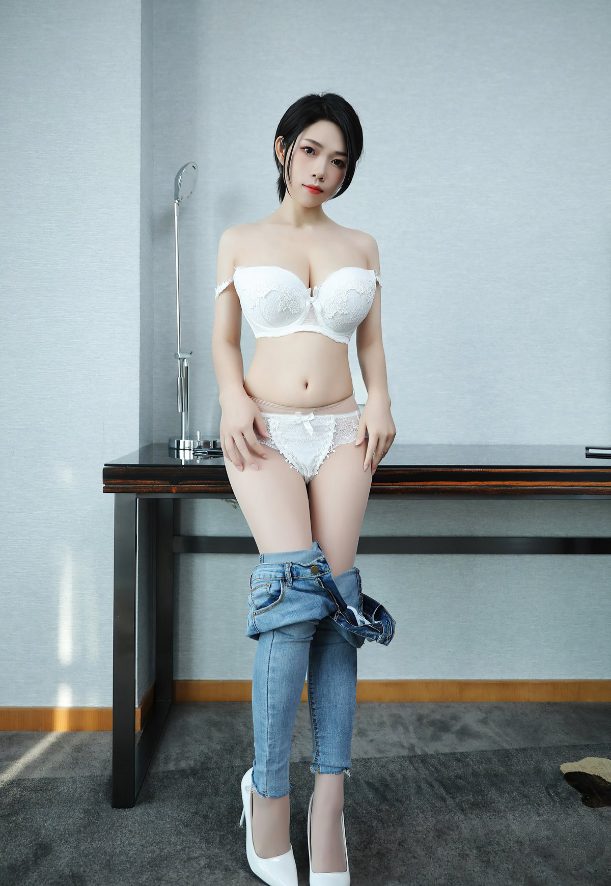 性感紧身牛仔裤风骚丰满美骚妇诱惑高翘臀丰满大胸裸胸写真