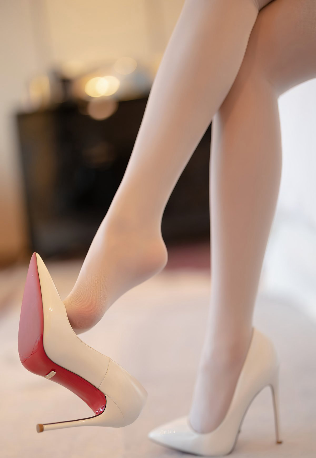 杨晨晨白丝袜美腿高跟性感婚纱写真诱惑白嫩美腿裸胸超污套图