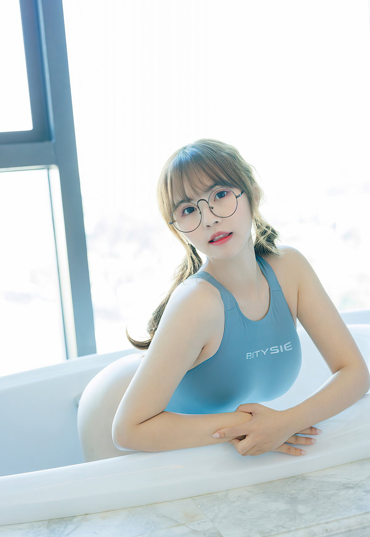 爱蜜社风骚丁字裤美臀超污张思允丰满身材白丝袜写真