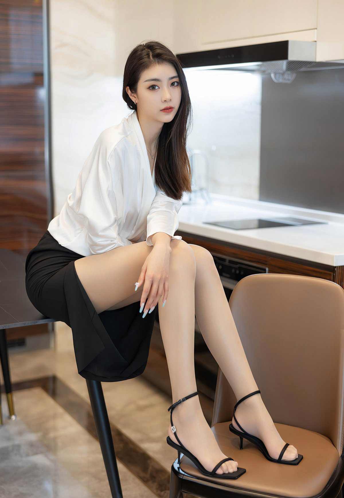 高颜值性感秘书性感肉丝制服短裙极品高跟美腿套图