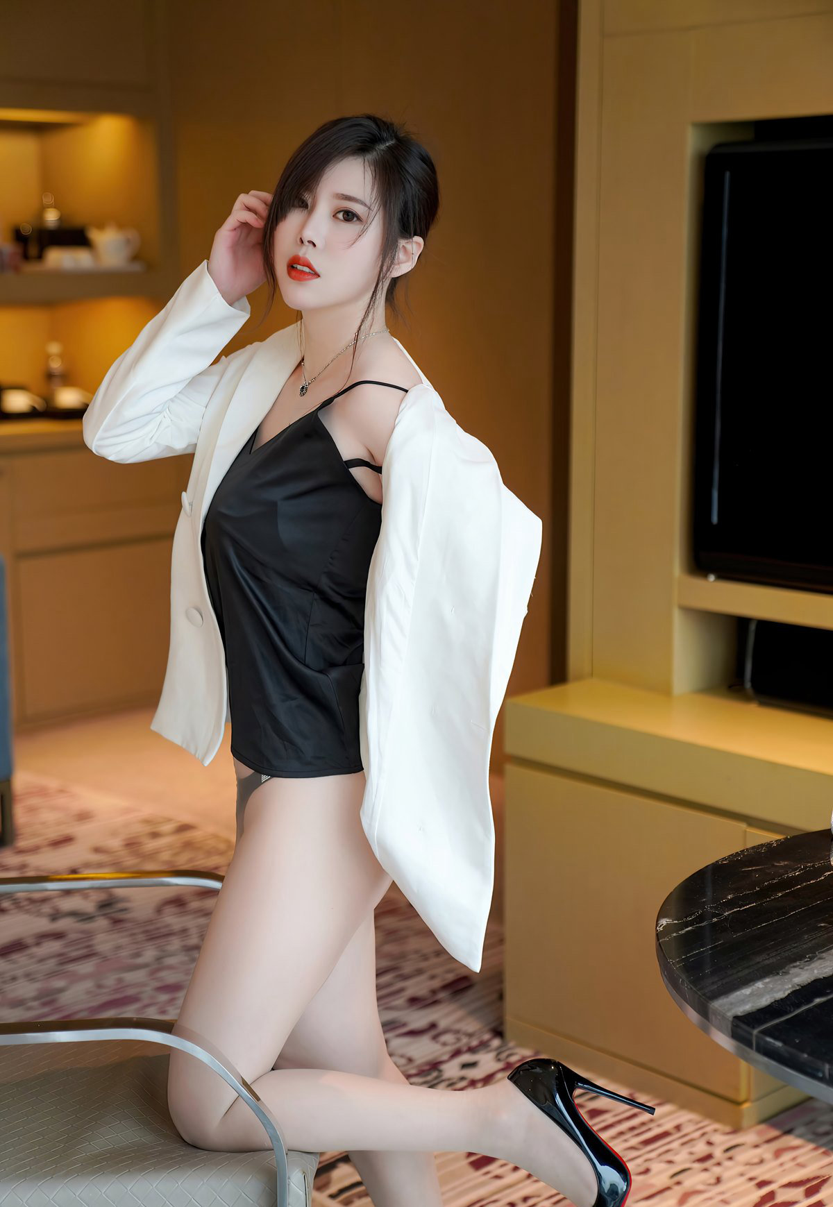 白茹雪丰满美少妇制服诱惑风骚秘书性感肉丝袜丁字裤美臀