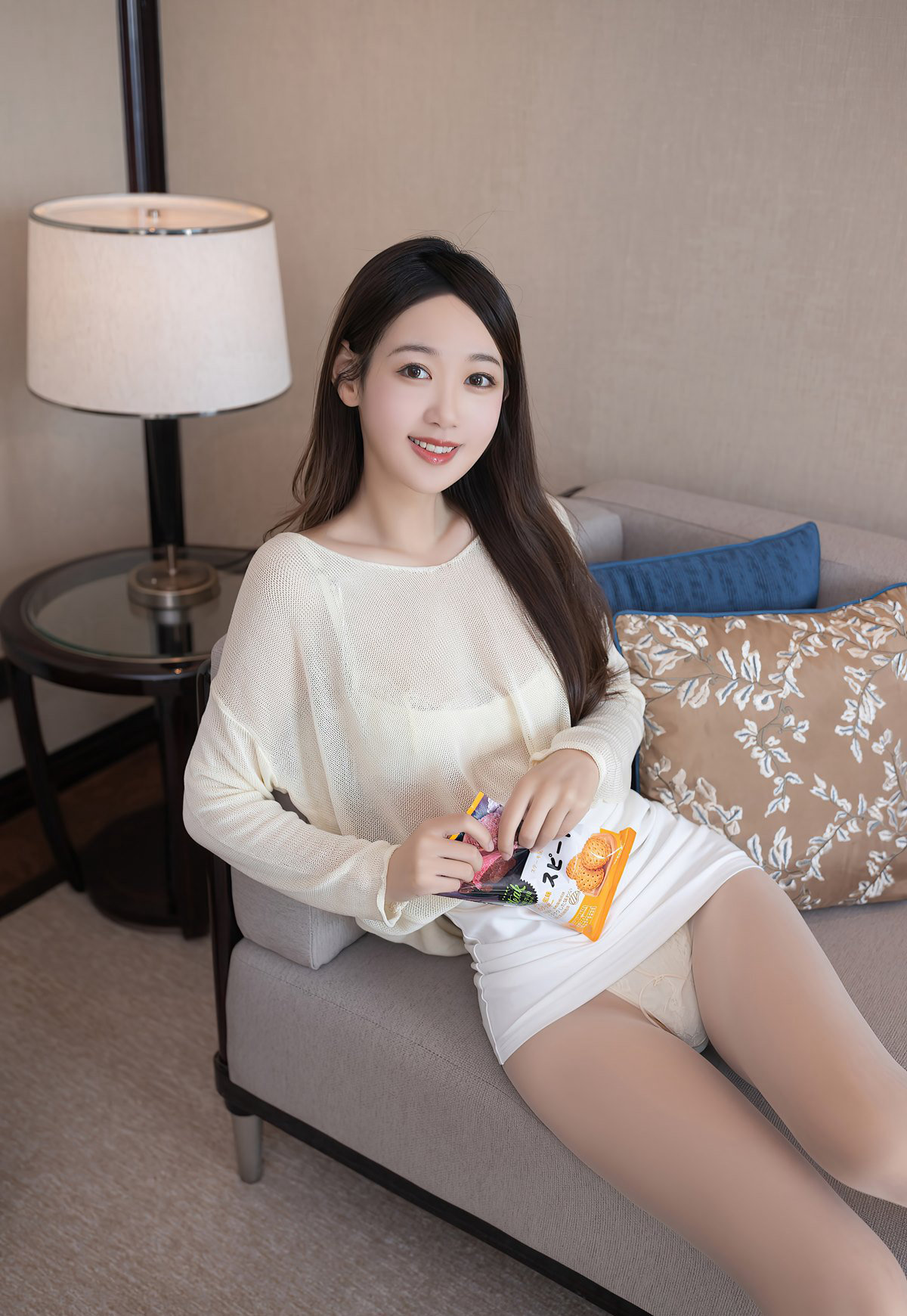 居家美少妇唐安琪白丝无内完美美腿高跟沙发上诱惑脱丝袜