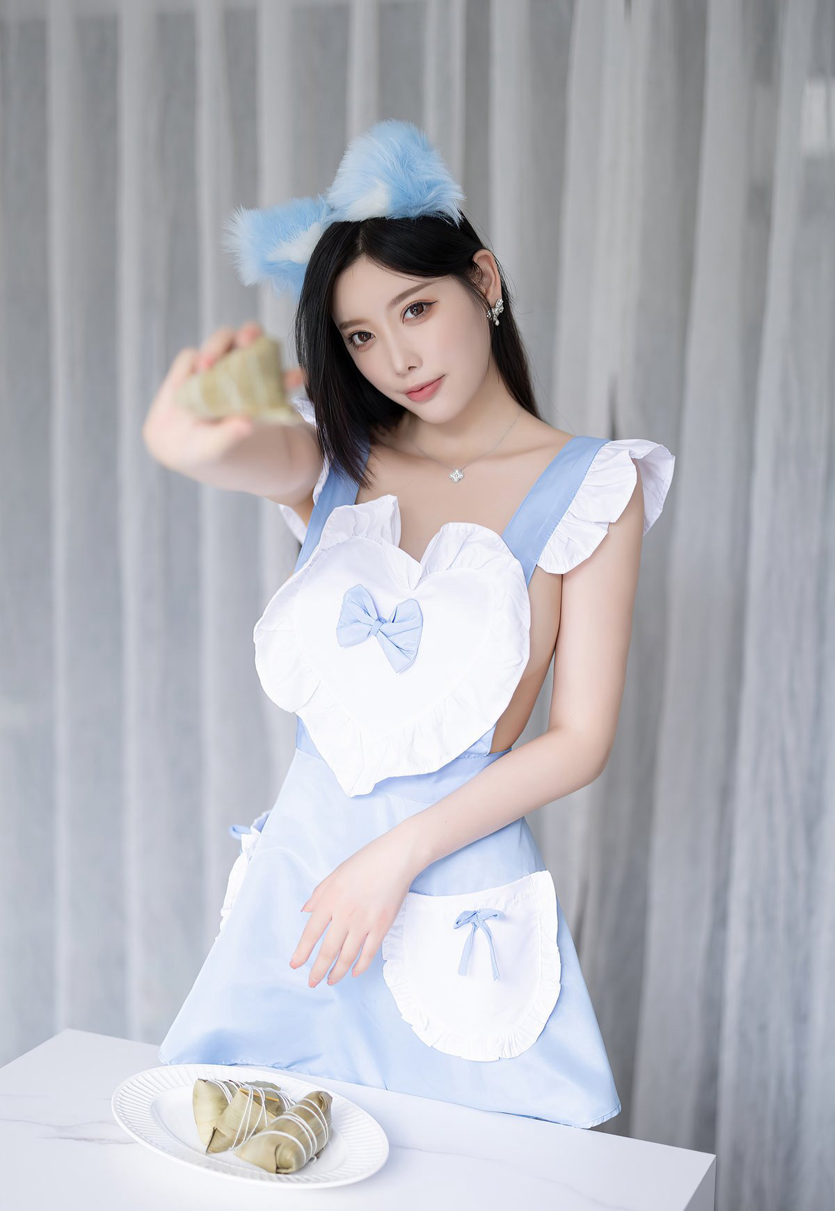 杨晨晨白丝美腿诱惑大胸性感厨娘风骚情趣写真极品丝袜美臀