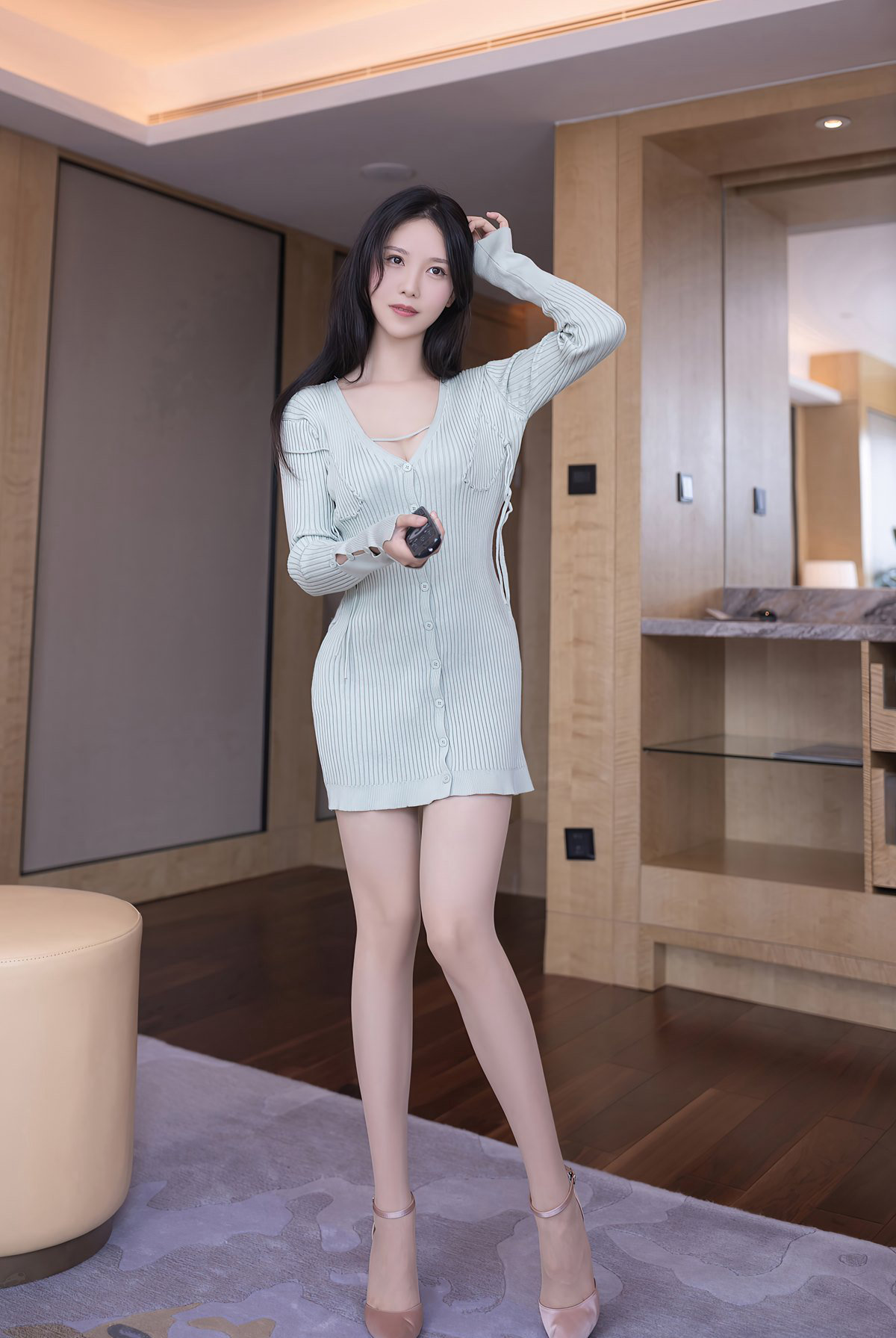 喷血推荐长腿连衣裙美女刚进房间性感蕾丝情趣内衣