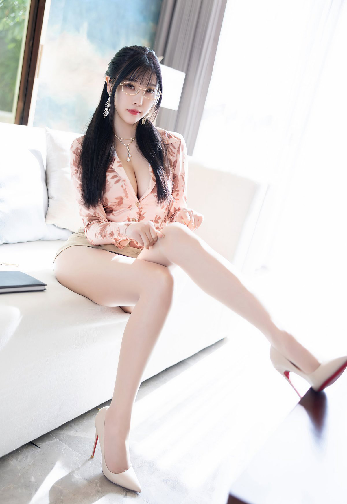 诱惑秘书杨晨晨最新制服丝袜超短裙露屁股无内裤翘臂