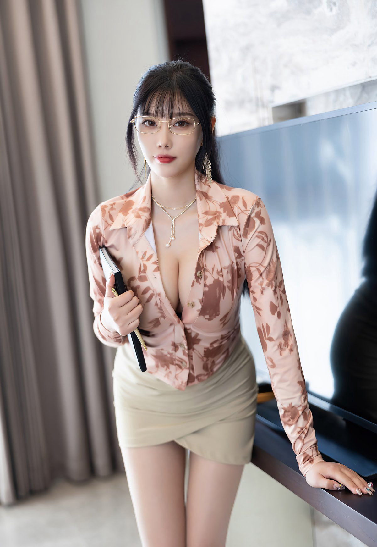 诱惑秘书杨晨晨最新制服丝袜超短裙露屁股无内裤翘臂