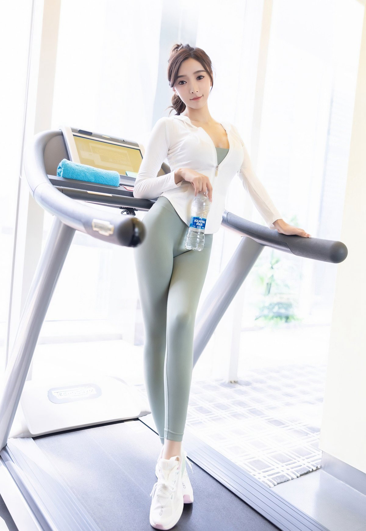 性感美女女131王馨瑶健身紧身裤性感丁字裤白嫩美臀