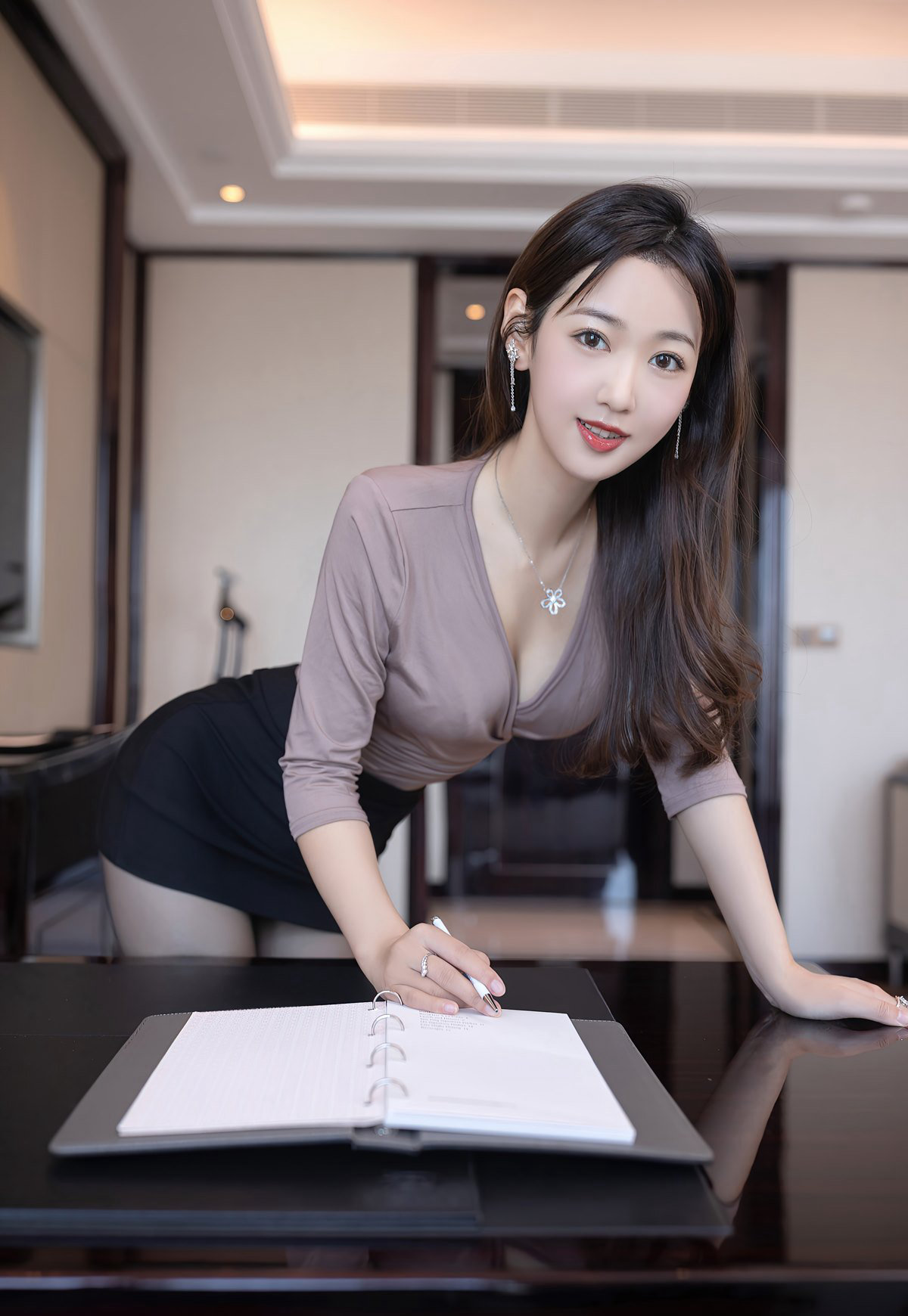 性感秘书唐安琪黑丝高跟人体摄人体摄影图片赏析