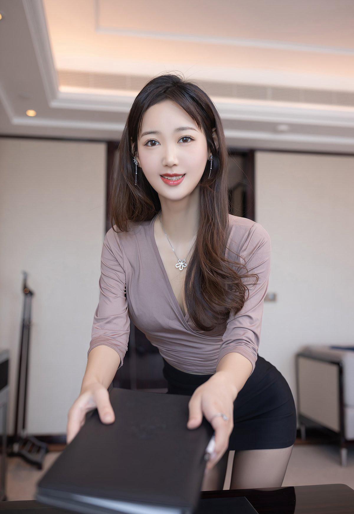 性感秘书唐安琪黑丝高跟人体摄人体摄影图片赏析