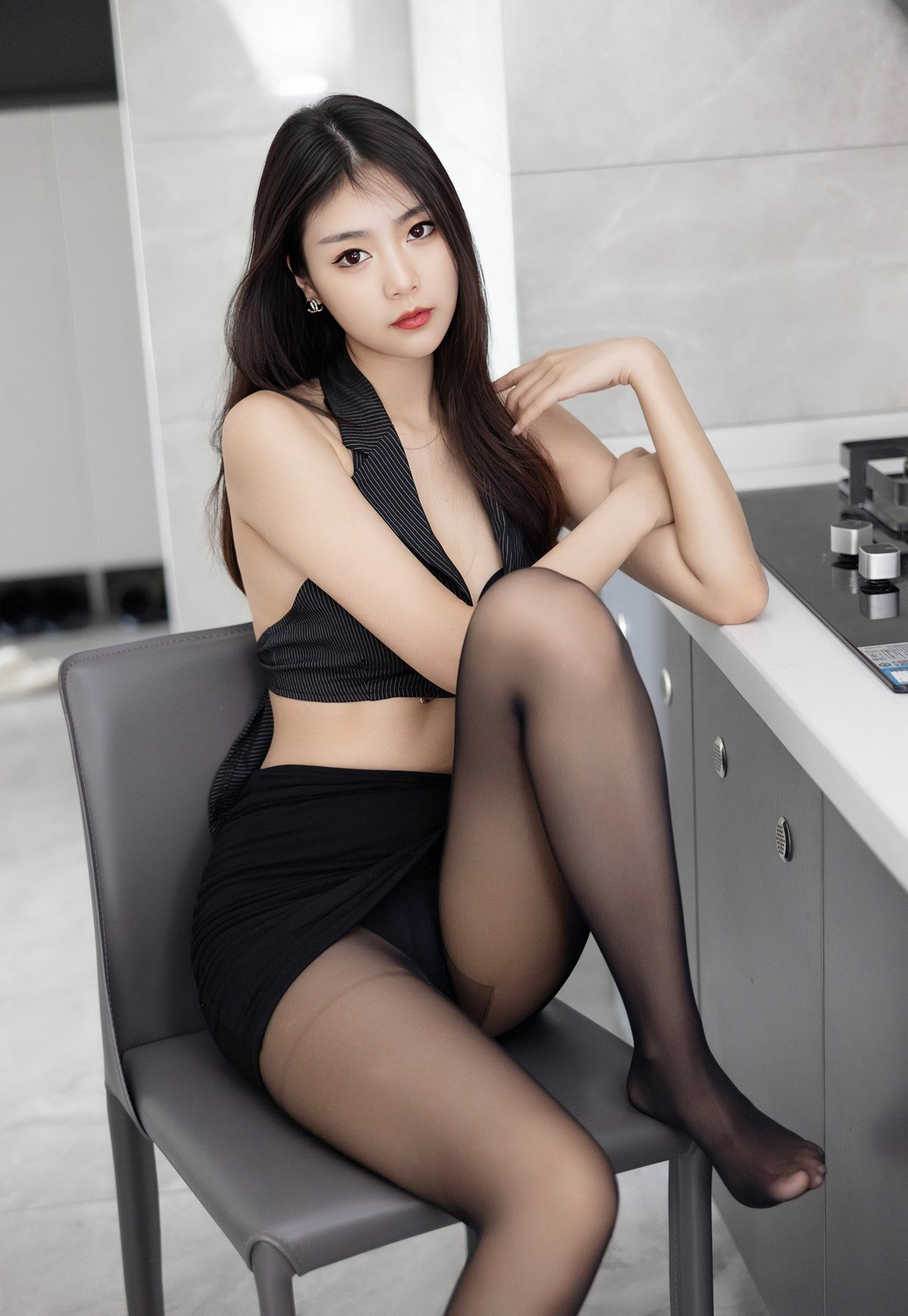 丰满美女黑丝艺术高跟美腿高颜值黑丝美女图片