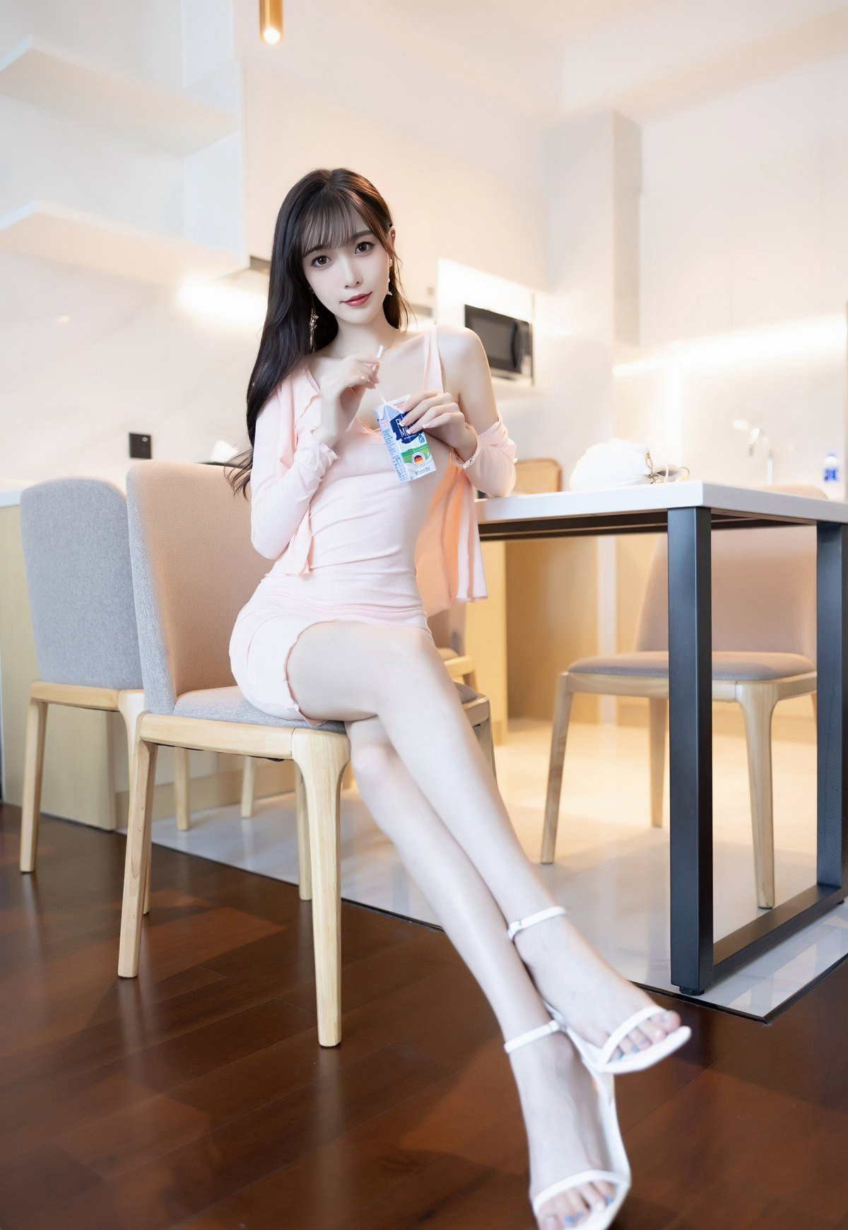 女仆掀起蕾丝裙隔着超薄肉色丝袜麻麻粉嫩大尺度私拍