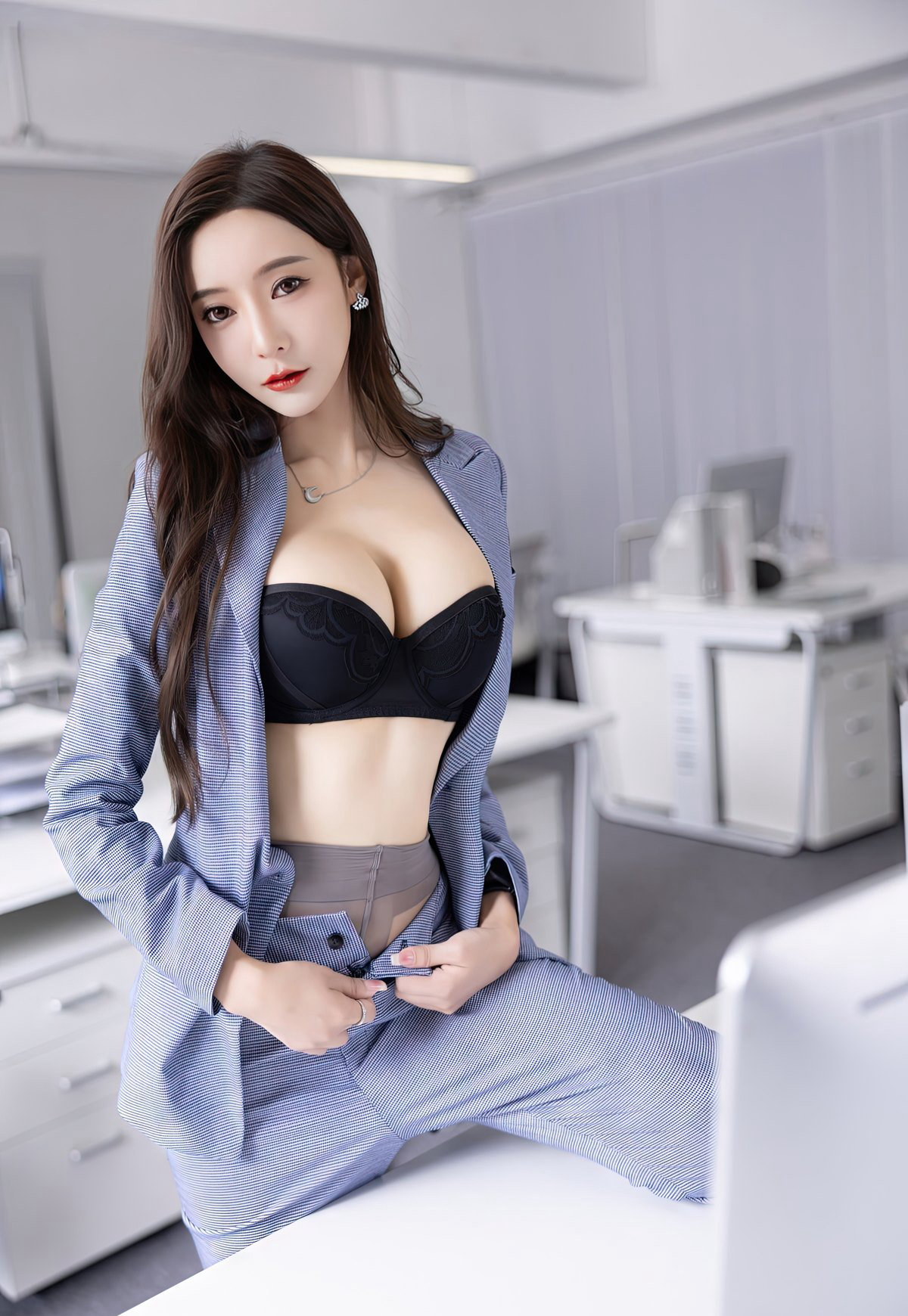 制服丝袜 在线风骚大胸秘书翘着光屁股趴在办公室