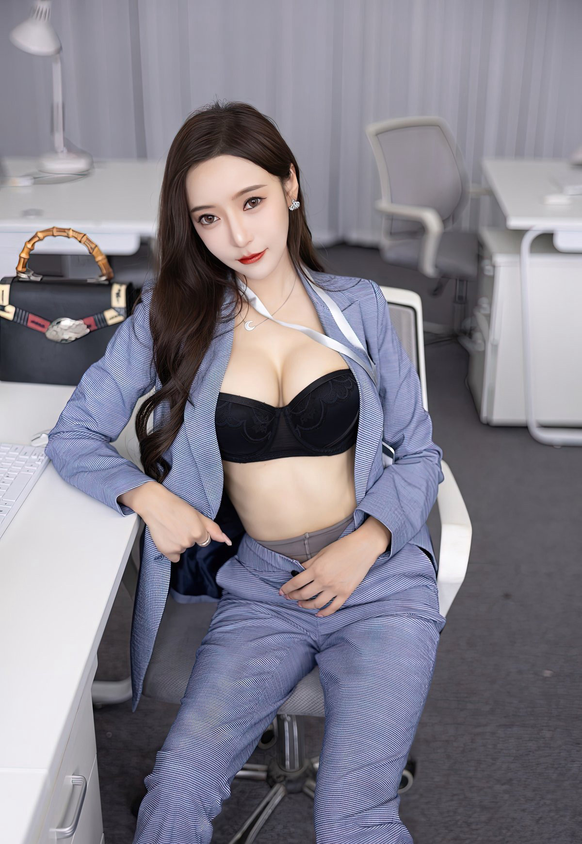 制服丝袜 在线风骚大胸秘书翘着光屁股趴在办公室