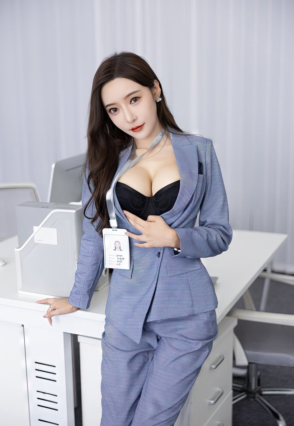 制服丝袜 在线风骚大胸秘书翘着光屁股趴在办公室